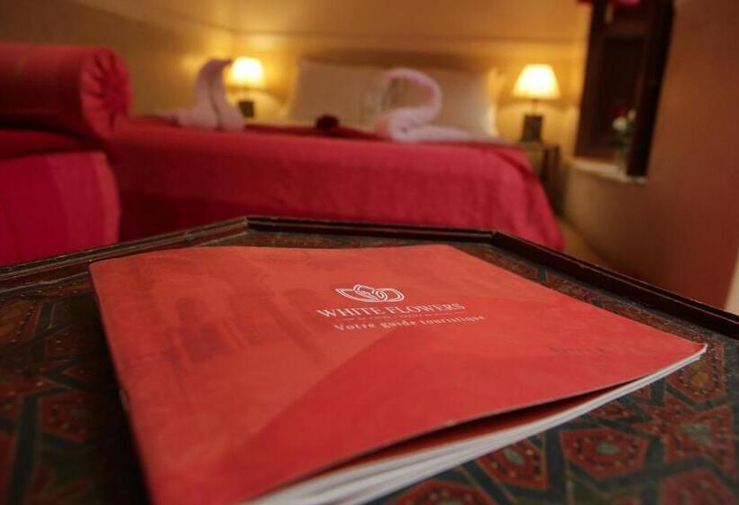 اتاق لوکس سه تخته, Riad White Flowers