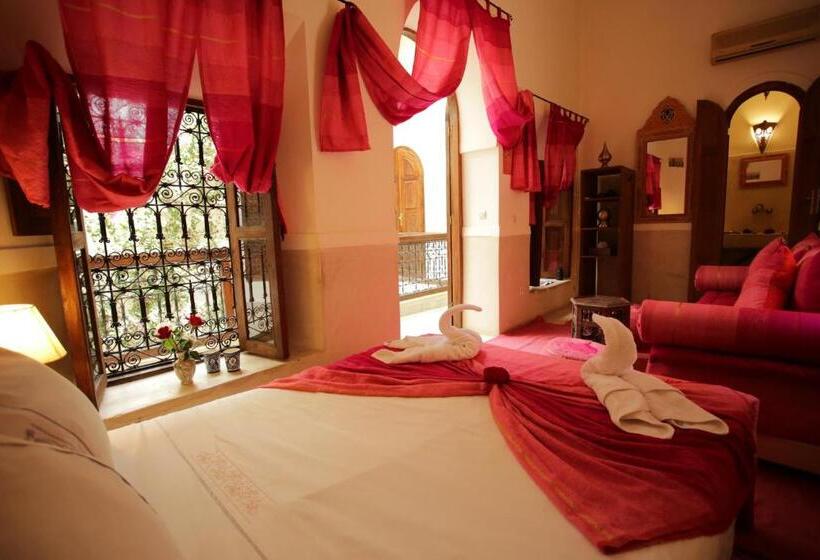 اتاق لوکس سه تخته, Riad White Flowers