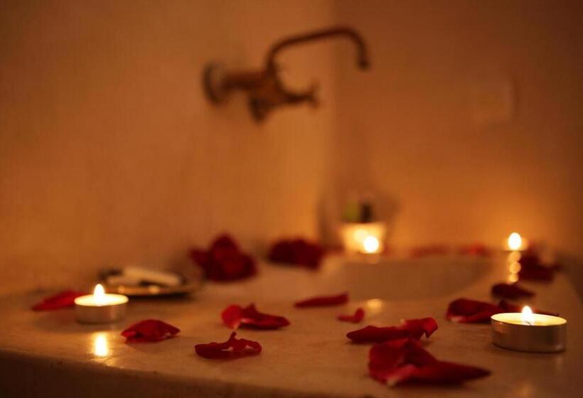 اتاق لوکس سه تخته, Riad White Flowers