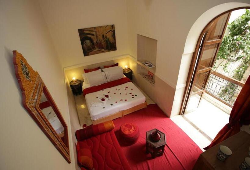 اتاق لوکس سه تخته, Riad White Flowers