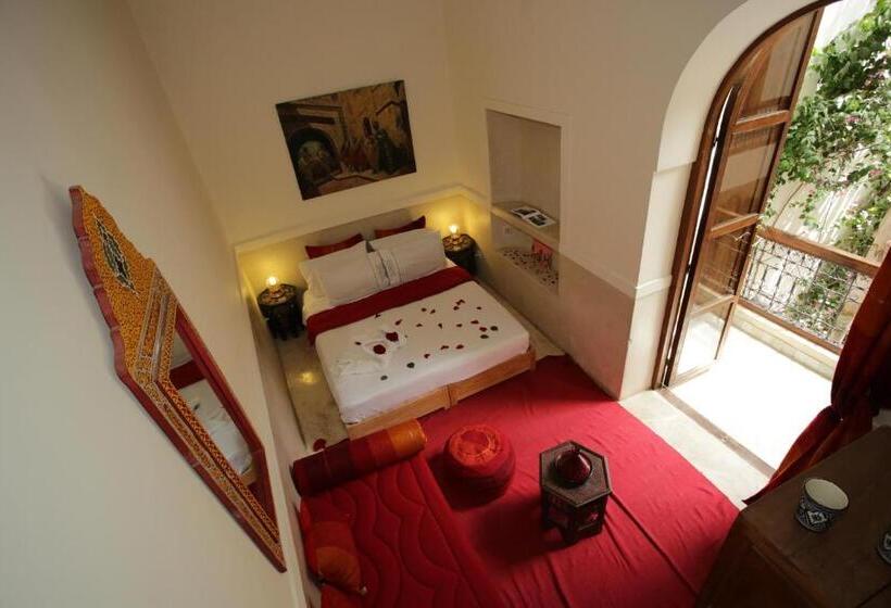 اتاق لوکس سه تخته, Riad White Flowers