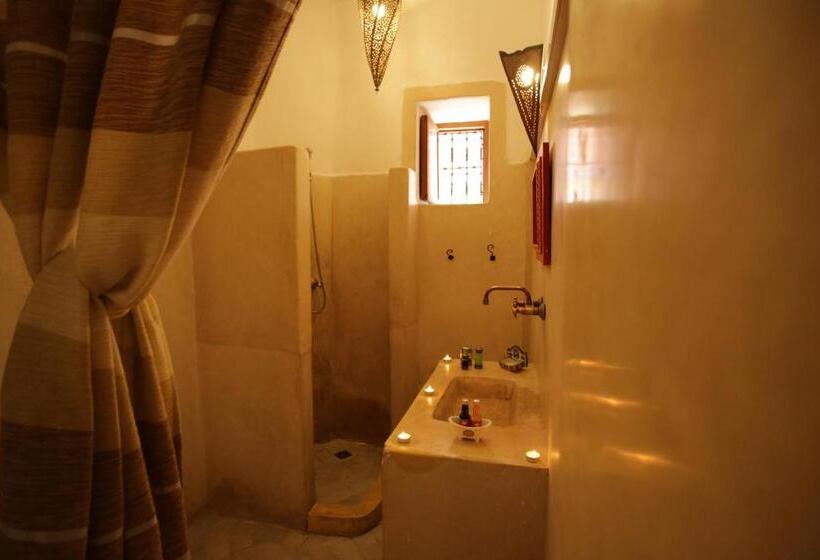 اتاق لوکس چهار تخته, Riad White Flowers