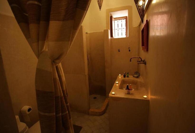 اتاق لوکس چهار تخته, Riad White Flowers