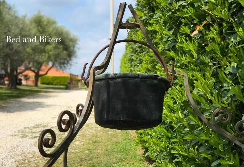 חדר סטנדרט, Bed And Bikers