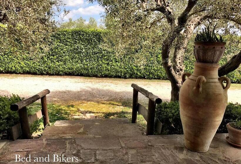 חדר סטנדרט, Bed And Bikers