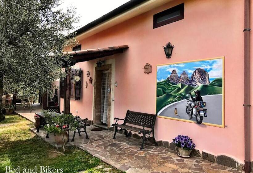 חדר סטנדרט, Bed And Bikers