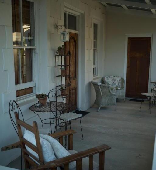 디럭스 스위트, The Whitehouse