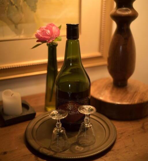 디럭스 스위트, The Whitehouse