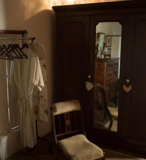 디럭스 스위트, The Whitehouse