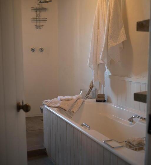 디럭스 스위트, The Whitehouse