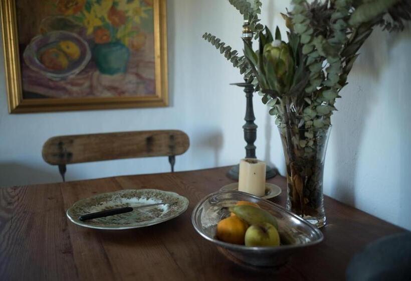 디럭스 스위트, The Whitehouse