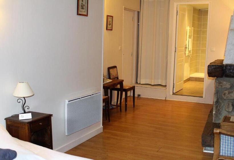 Номер Deluxe с Балконом, L Auberge De Montpezat