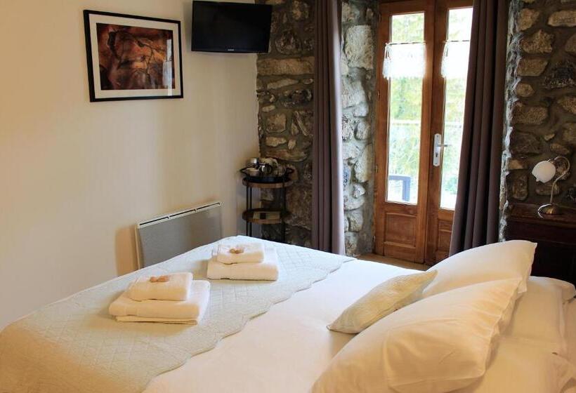 Номер Deluxe с Балконом, L Auberge De Montpezat
