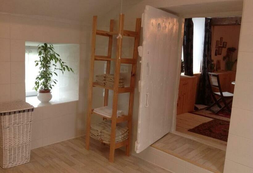 침실 1개 주택, Wisteria House