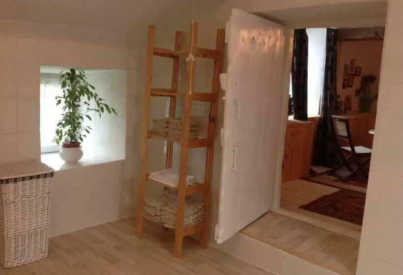 １ベッドルームハウス, Wisteria House