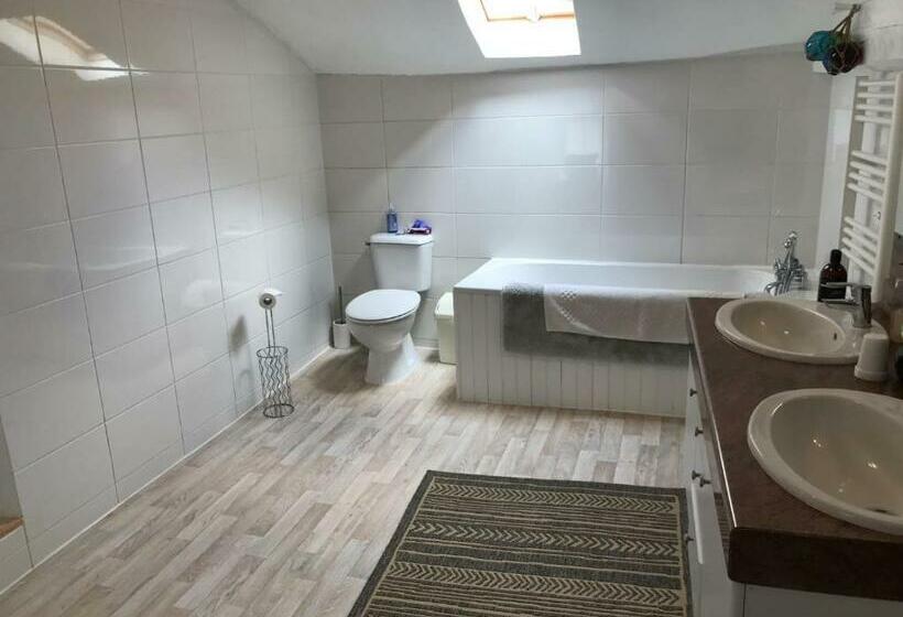 디럭스 패밀리 룸, Wisteria House