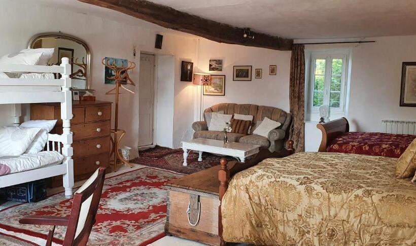 디럭스 패밀리 룸, Wisteria House