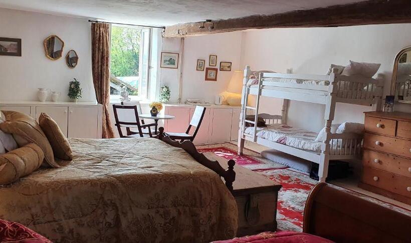 디럭스 패밀리 룸, Wisteria House