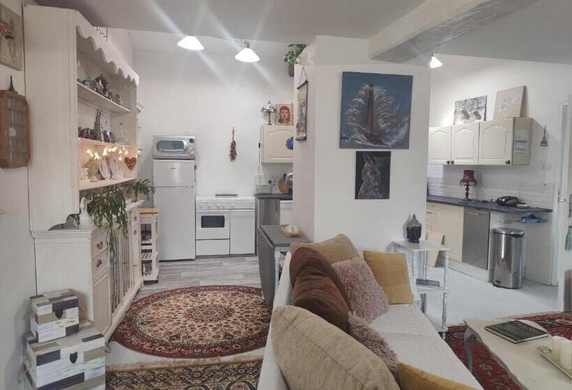 Дом 1 Спальня, Wisteria House