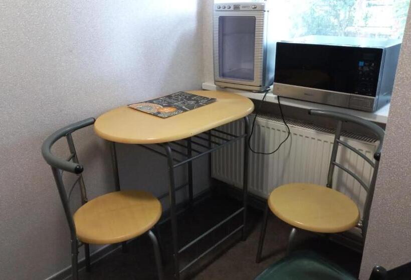 آپارتمان 1 خوابه همکف, The Bunker Hostel