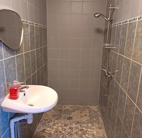 استودیو خانوادگی, The Bunker Hostel