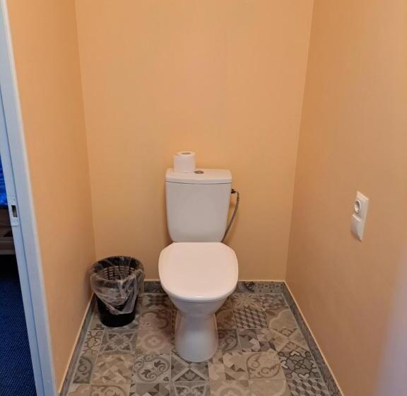 استودیو خانوادگی, The Bunker Hostel