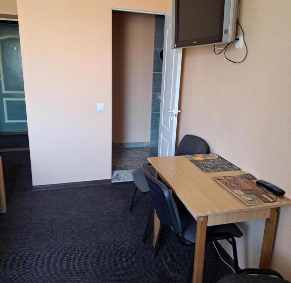 استودیو خانوادگی, The Bunker Hostel