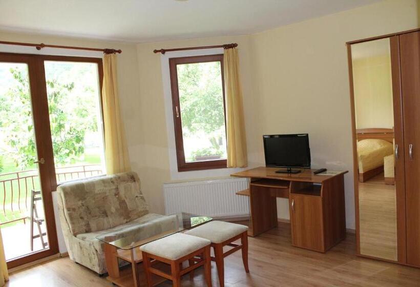 חדר סטנדרט לשלושה עם מרפסת, By The River Hotel Complex