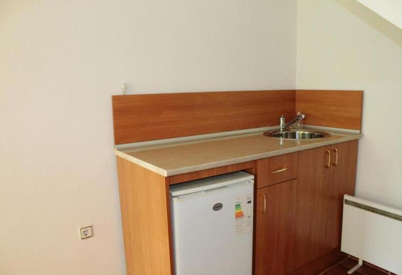 חדר סטנדרט לשלושה עם מרפסת, By The River Hotel Complex