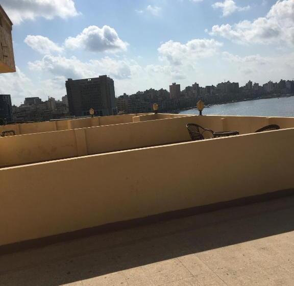 اتاق خانوادگی با چشم‌انداز دریا, Abeer Hotel Alexandria