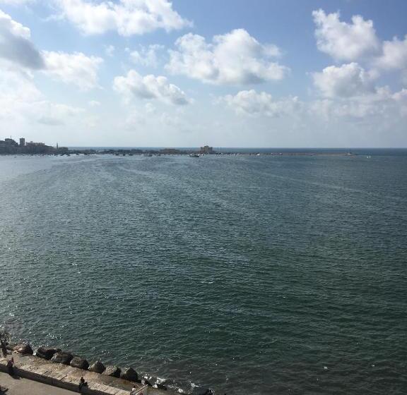 اتاق خانوادگی با چشم‌انداز دریا, Abeer Hotel Alexandria