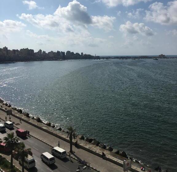 اتاق خانوادگی با چشم‌انداز دریا, Abeer Hotel Alexandria