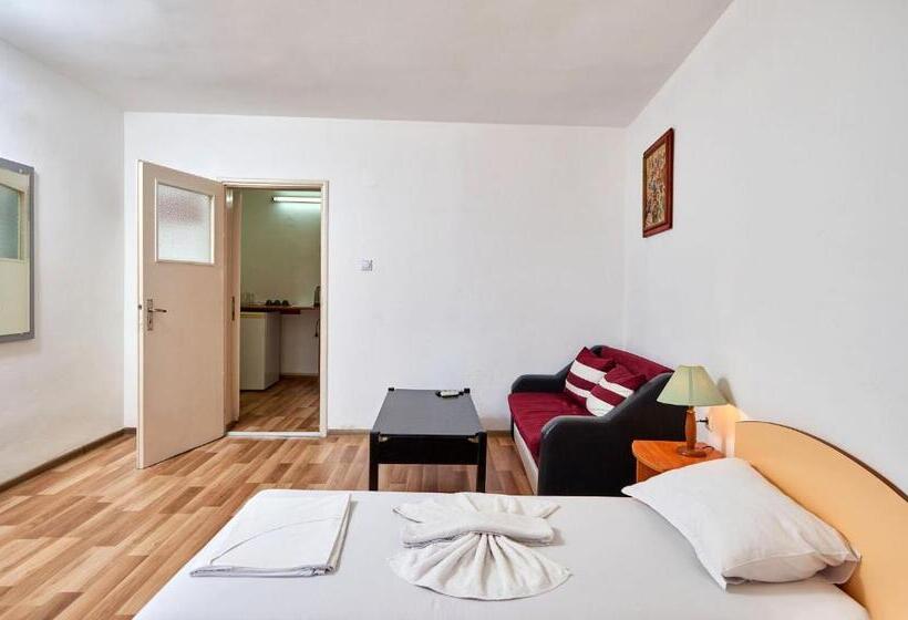 חדר סטנדרט לשלושה עם מרפסת, Koral