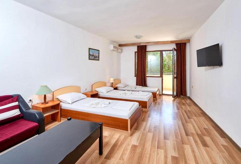 חדר סטנדרט לשלושה עם מרפסת, Koral