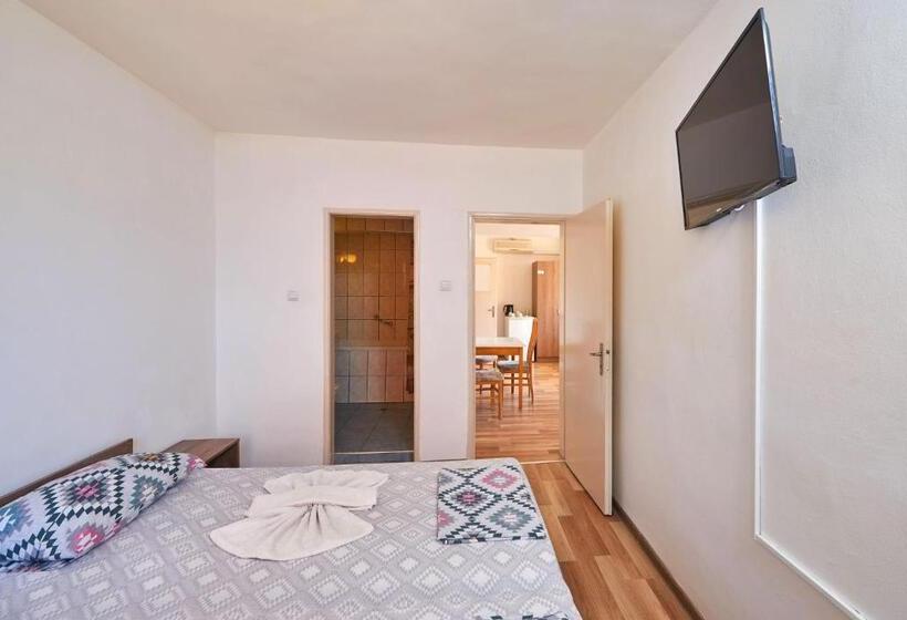 סוויטה עם מרפסת, Koral