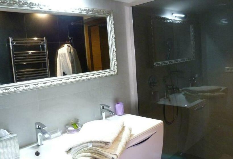 جناح جونيور مطل على الحديقة, Mas De Chantounette