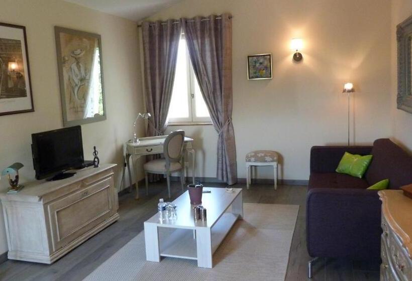 جناح جونيور مطل على الحديقة, Mas De Chantounette