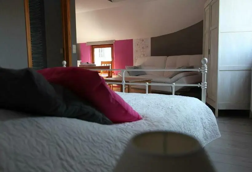 スタンダードスタジオ, B&b La Maison De Régine