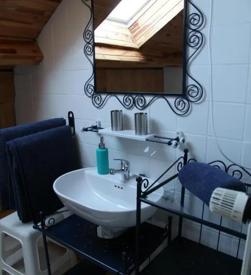 スタンダードスタジオ, B&b La Maison De Régine