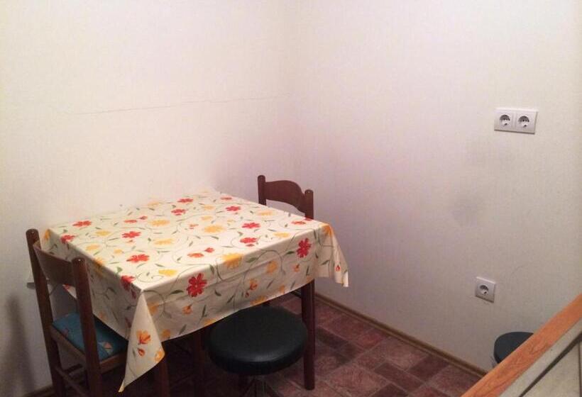 استودیوی استاندارد, Tourist Farm šalamun