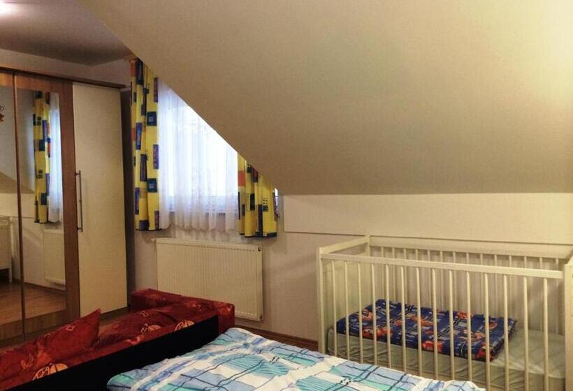 استودیوی استاندارد, Tourist Farm šalamun