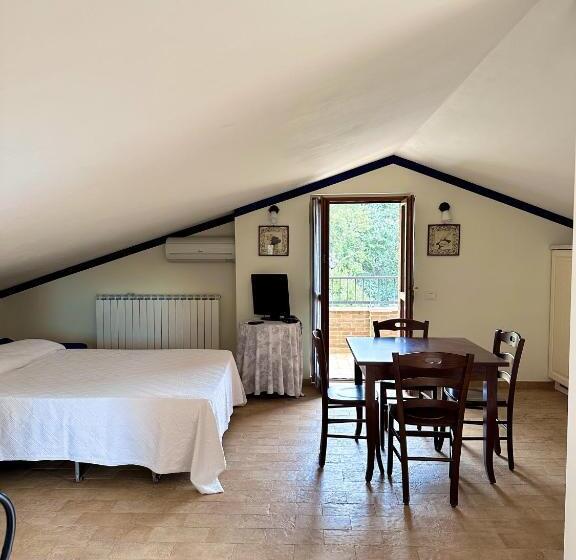 إستوديو قياسى مطل على البحر مزوَّد بشرفة, Cumana Blu Apartments