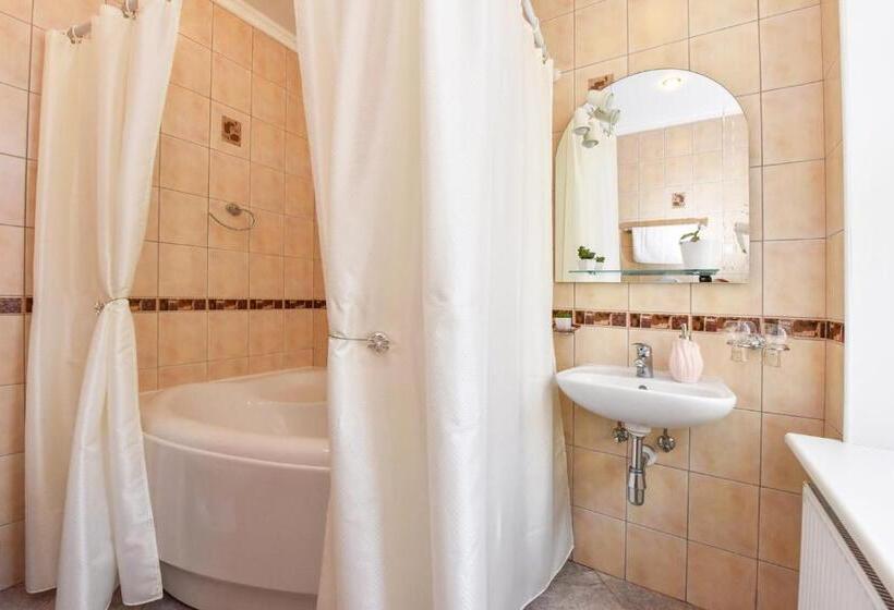 سوئیت با بالکن, Jugend With Self Check In