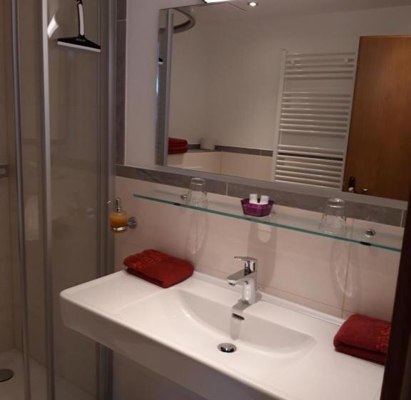 标准三人间, Haus Josef