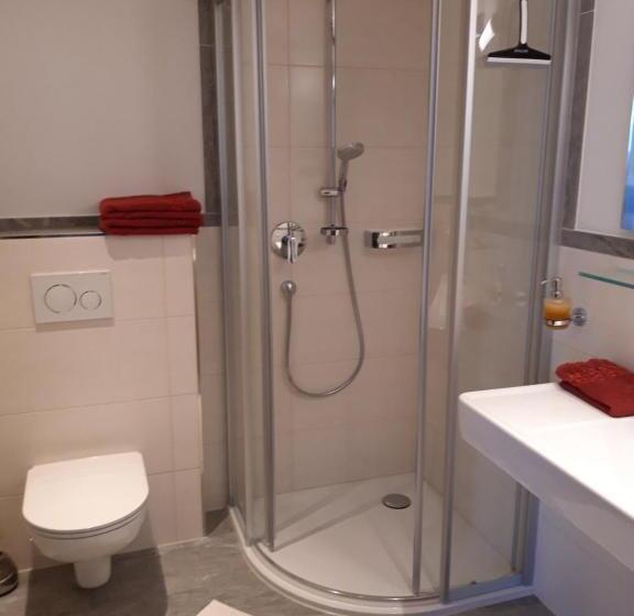 标准三人间, Haus Josef