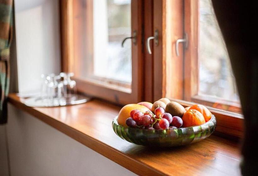 اتاق لوکس, House Of Sun