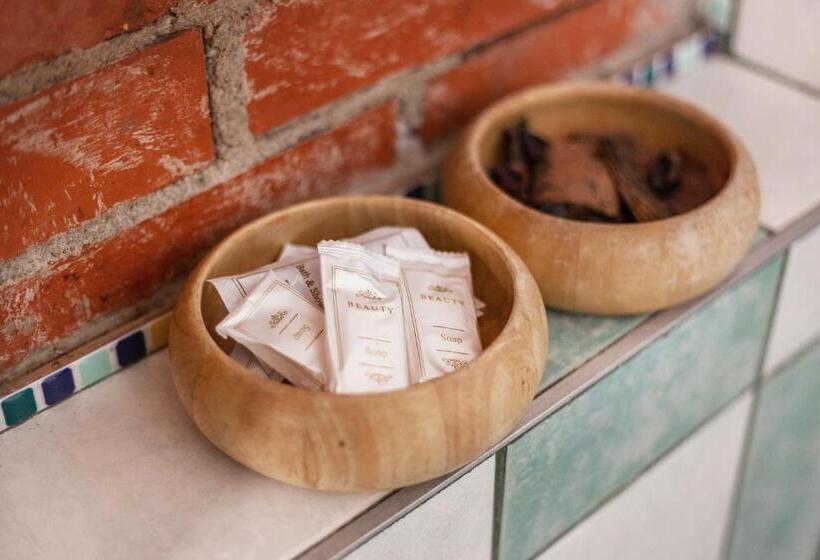 اتاق لوکس با تخت بزرگ, House Of Sun