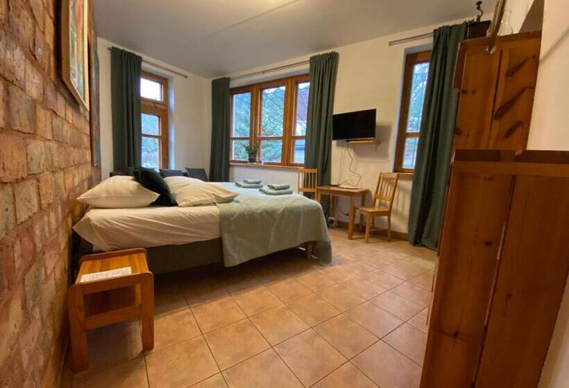 اتاق لوکس با تخت بزرگ, House Of Sun