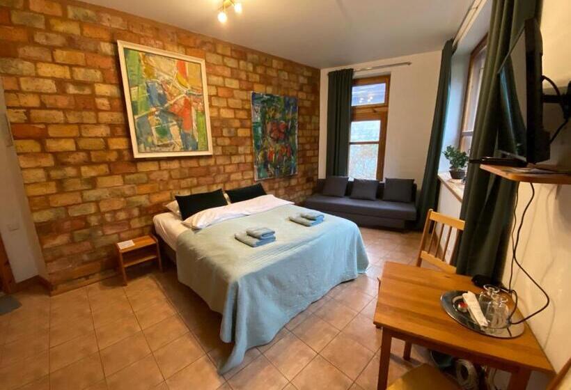 اتاق لوکس با تخت بزرگ, House Of Sun