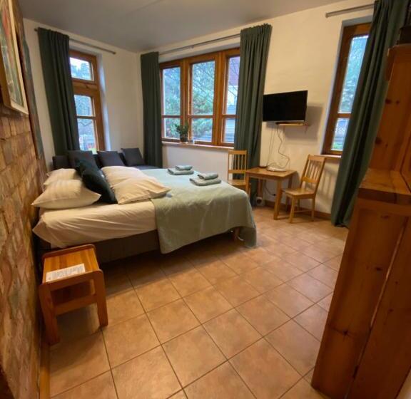 اتاق لوکس با تخت بزرگ, House Of Sun